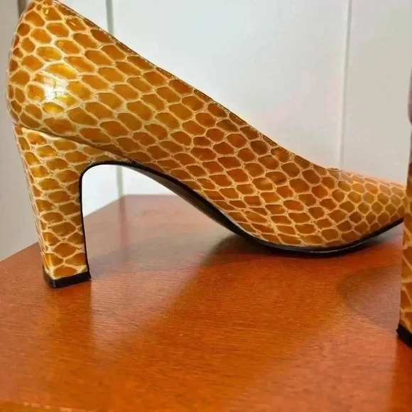 Stuart Weitzman Vintage Yellow Faux Snake Skin Heels- Size 8 - Picture 9 of 13